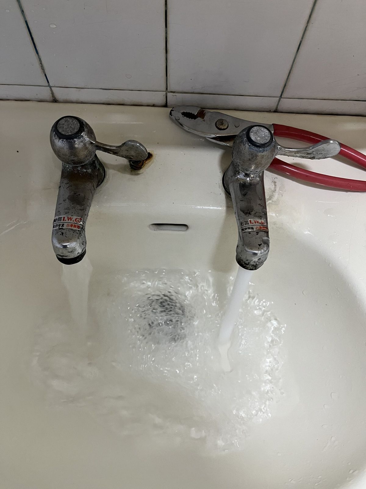 打開水龍頭放水的實拍畫面,復水後先放清水再正常使用