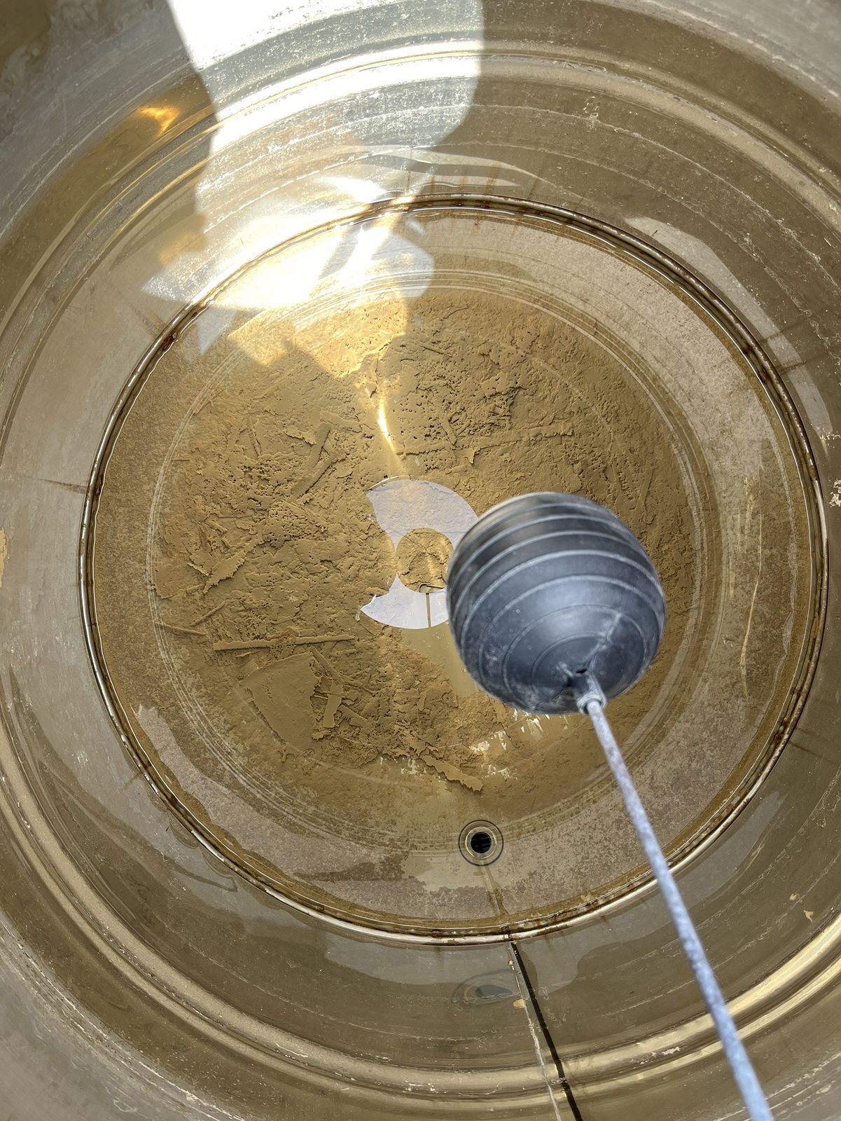 水塔底部累積厚厚一層泥沙沉積物的實拍畫面