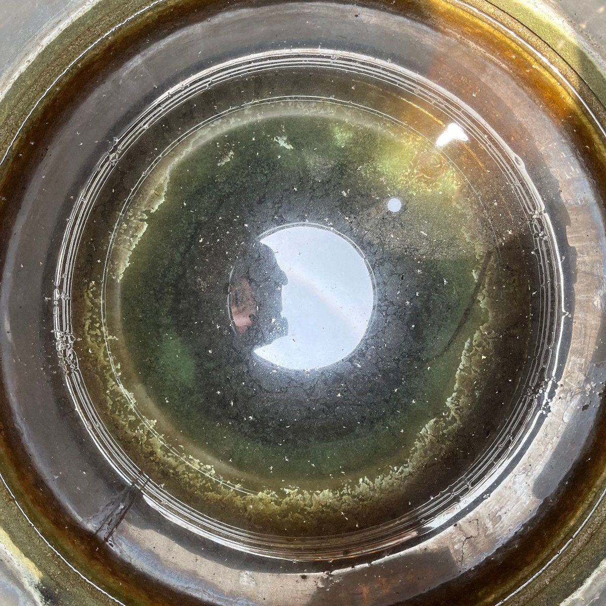 高雄仁武水塔清洗前內部狀況,底部有綠色沉澱與鐵鏽