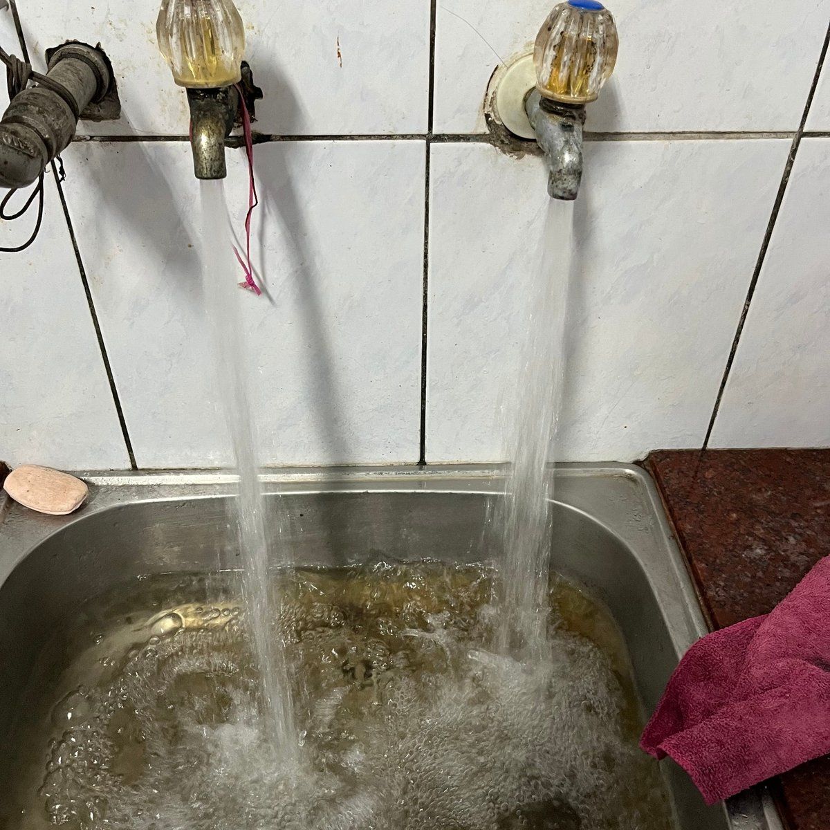 水管清洗後,兩側水龍頭同步出水,水質清澈、可即開即用