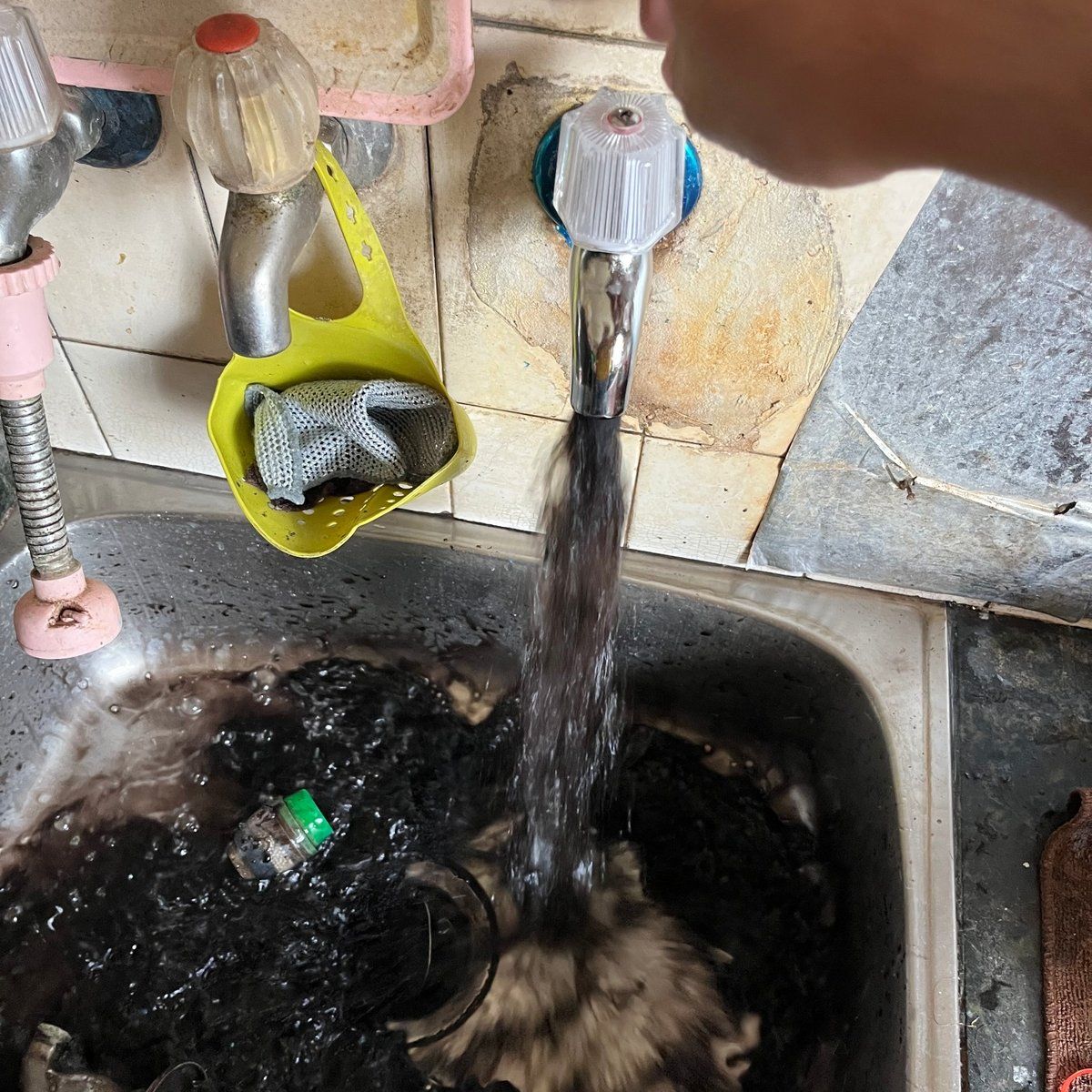 清洗前水龍頭流出大量黑水,洗槽中雜質堆積明顯