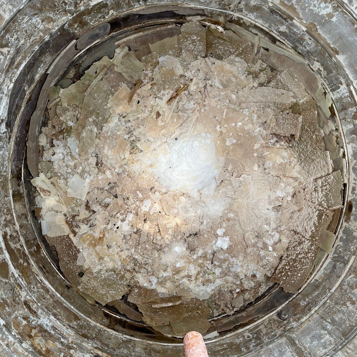 高雄燕巢水塔清洗前,底部與內壁覆滿厚重結垢與結晶層,水質嚴重劣化